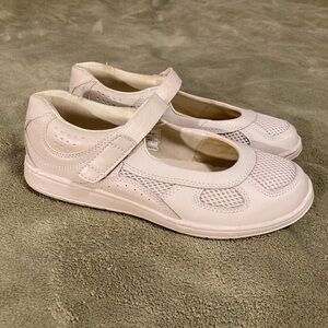 EUC Vintage Mushrooms Leather Mary Jane Slip On Velcro Shoe Size 8.5M